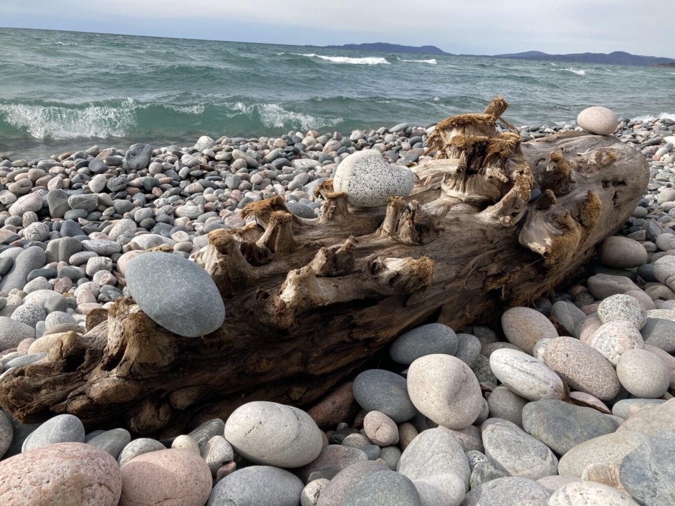 Km 1592, à Marathon en Ontario. Pebble Beach porte bien son nom. Cette plage de billes s’étend sur 2 kilomètres.