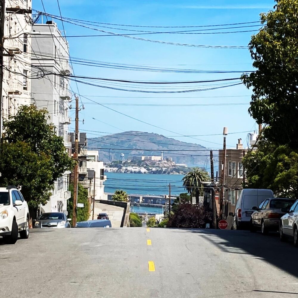 Vue de la prison d'Alcatraz au loin